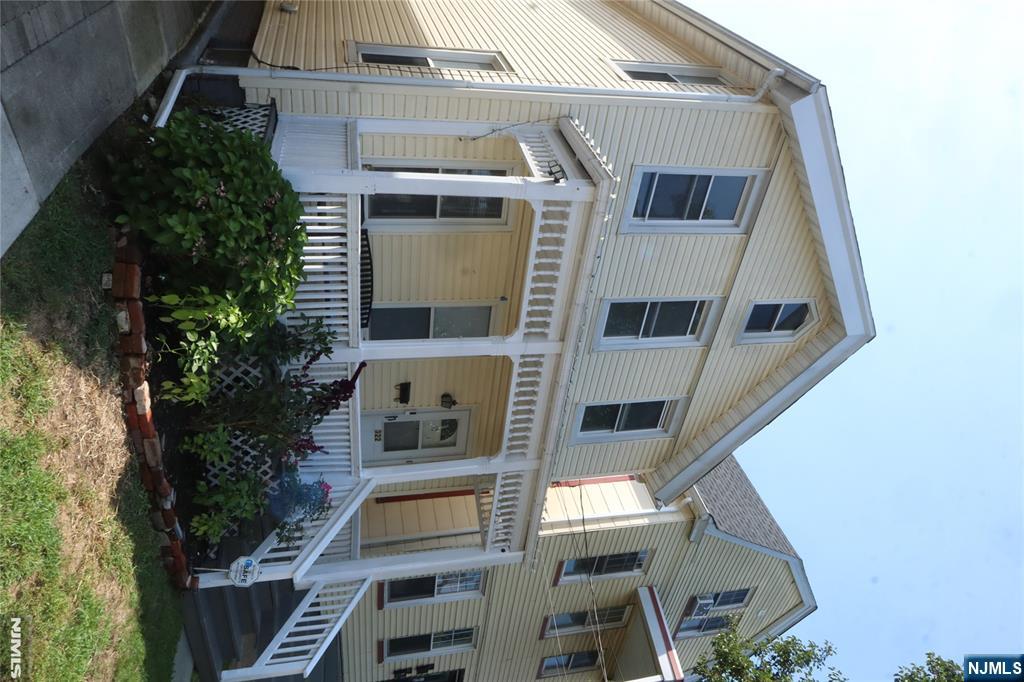 322 Hawthorne Street - Photo 1