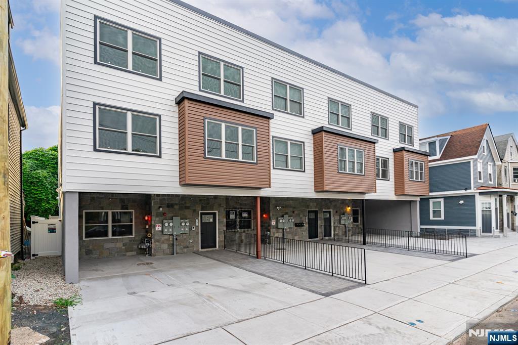 643 S 10th Street - Photo 1