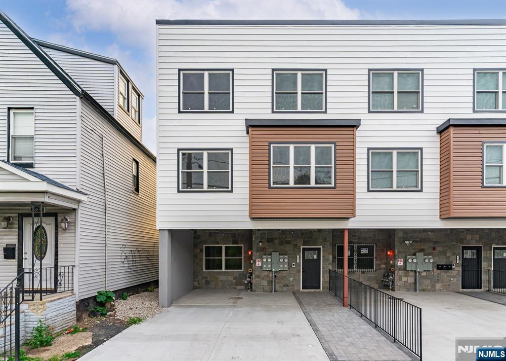 643 S 10th Street - Photo 2