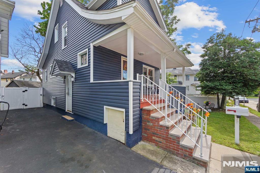 Photo 3 of Single family home for sale at 15 Laurel St, Ridgefield Park, NJ 07660 | MLS# 26037013 | Listing updated on 2026-10-07