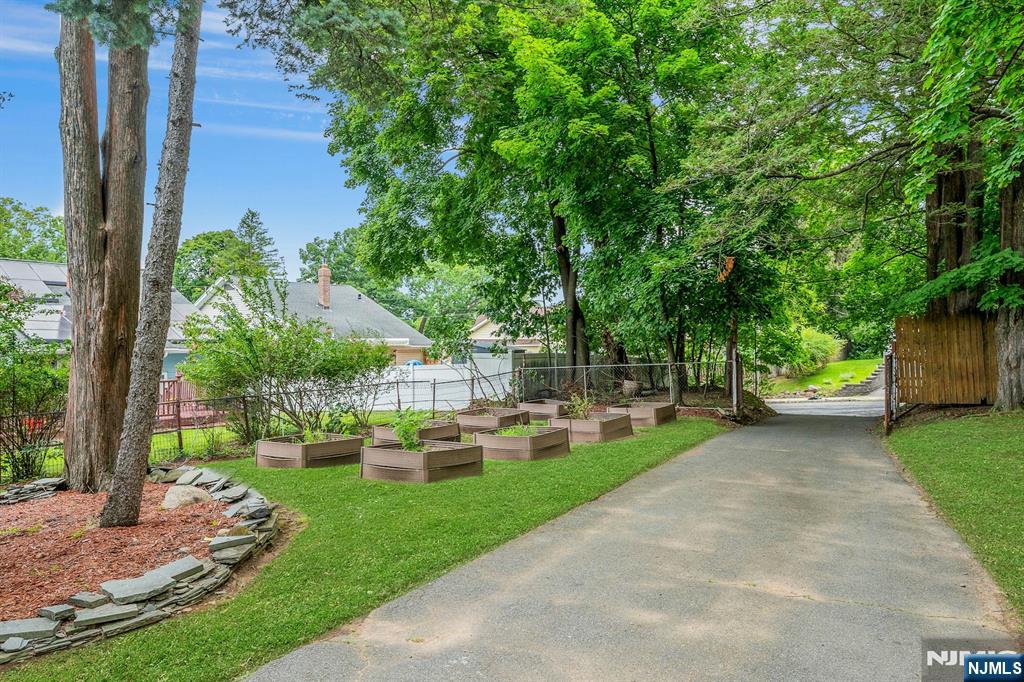 Photo 4 of Single family home for sale at 17 Floyd Rd, Verona, NJ 07044 | MLS# 26037054 | Listing updated on 2026-09-30