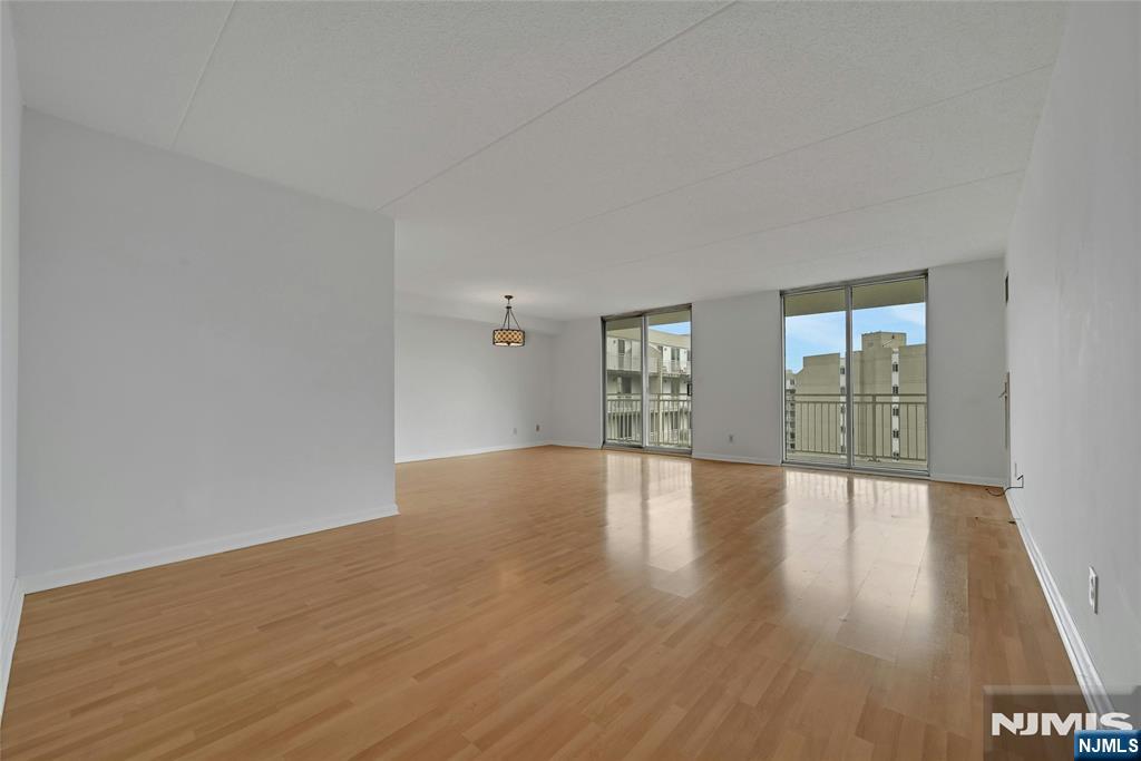 1077 River Road 1009 - Photo 4
