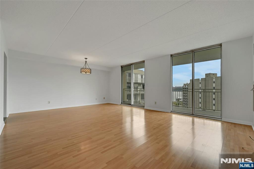 1077 River Road 1009 - Photo 5