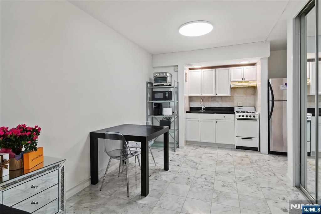 Photo 3 of Condo for sale at 401 Park #2D, Fort Lee, NJ 07024 | MLS# 26037096 | Listing updated on 2026-10-05