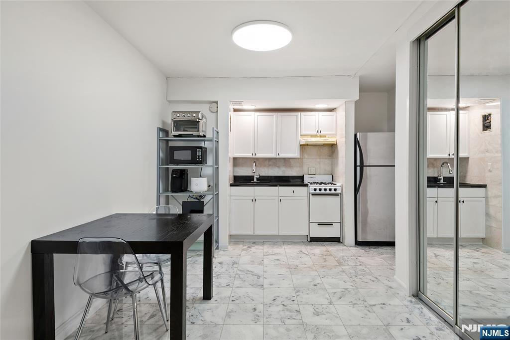 Listing Photo 4 - Condo for sale in building located at 401 Park, Fort Lee, NJ 07024 - Unit #2D