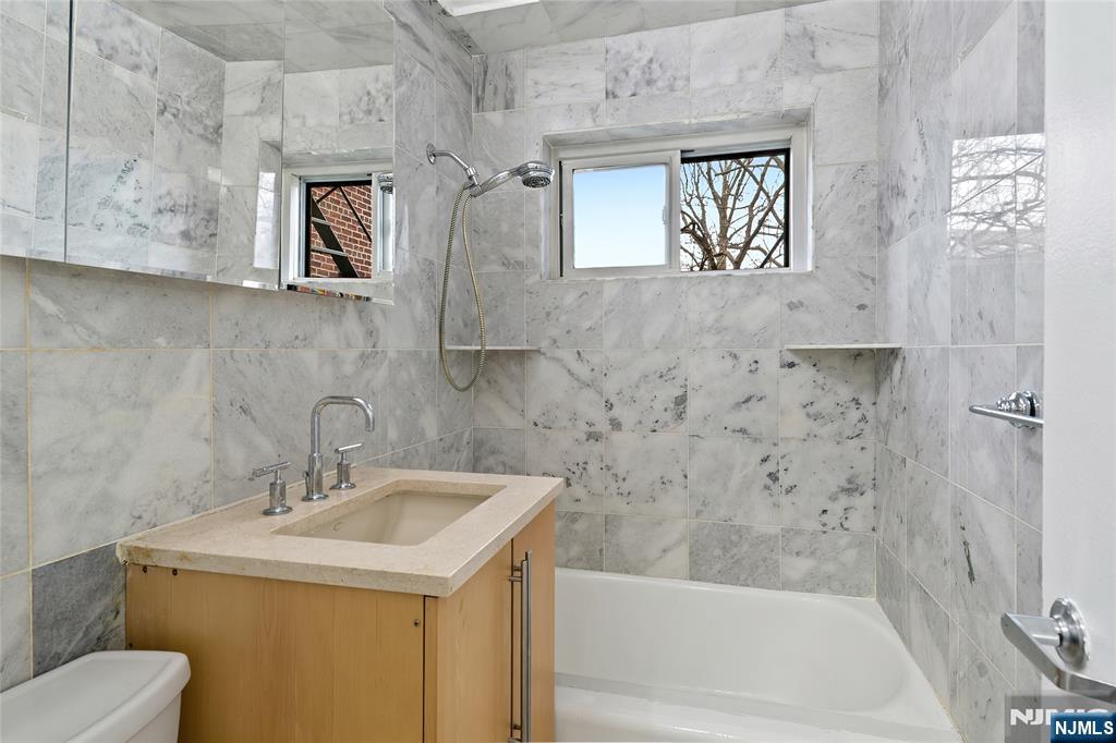 Listing Photo 5 - Condo for sale in building located at 401 Park, Fort Lee, NJ 07024 - Unit #2D