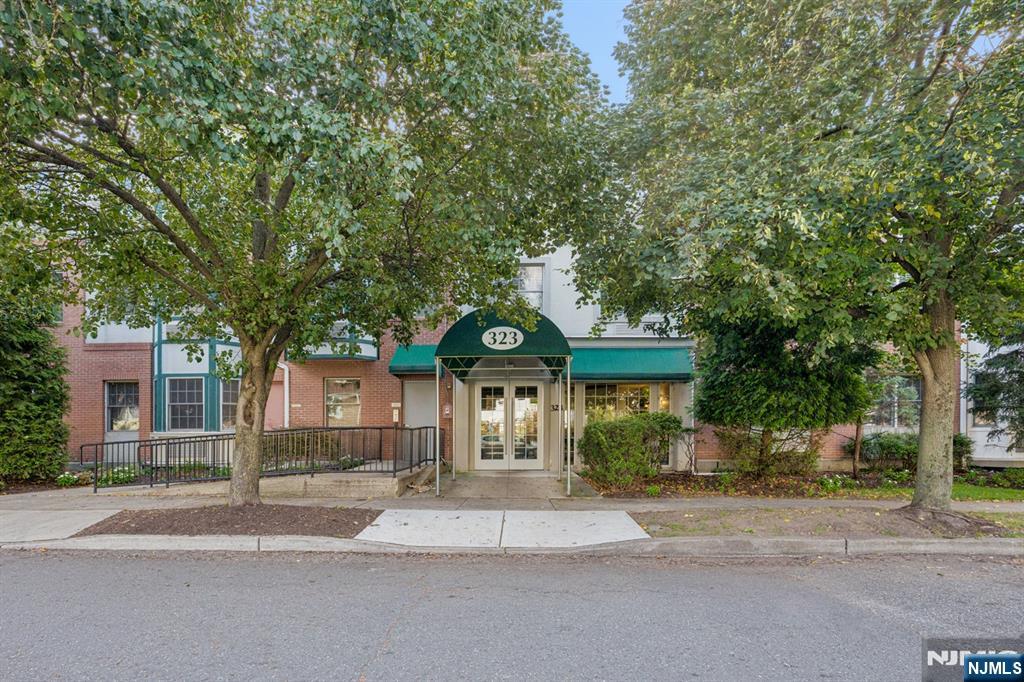 323 Willow Street 2i - Photo 1