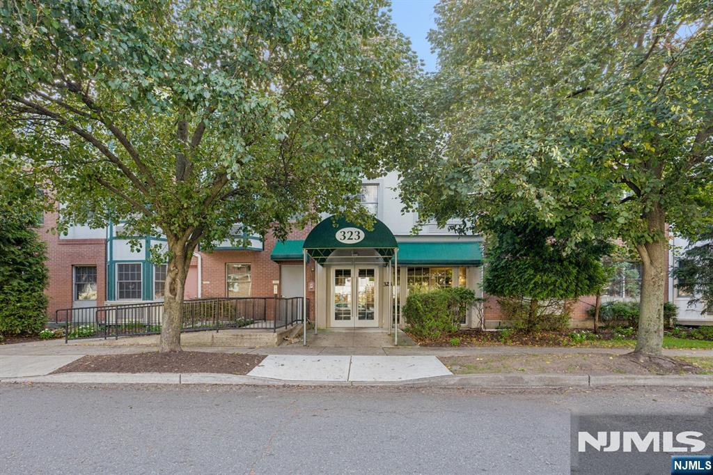 Photo 1 of Condo for sale at 323 Willow St #2i, Teaneck, NJ 07666 | MLS# 26037261 | Listing updated on 2026-10-07