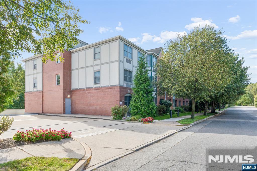 Photo 2 of Condo for sale at 323 Willow St #2i, Teaneck, NJ 07666 | MLS# 26037261 | Listing updated on 2026-10-07