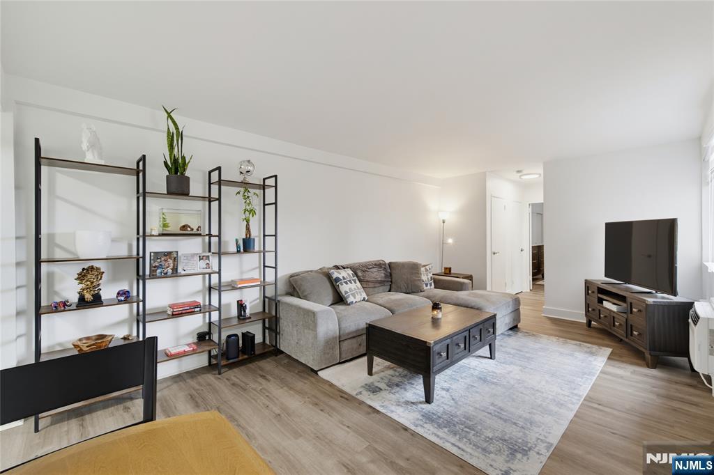 2345 Linwood 3E - Photo 3