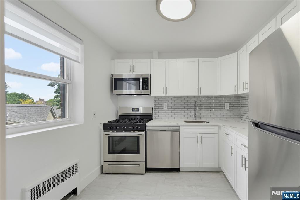 2345 Linwood 3E - Photo 4