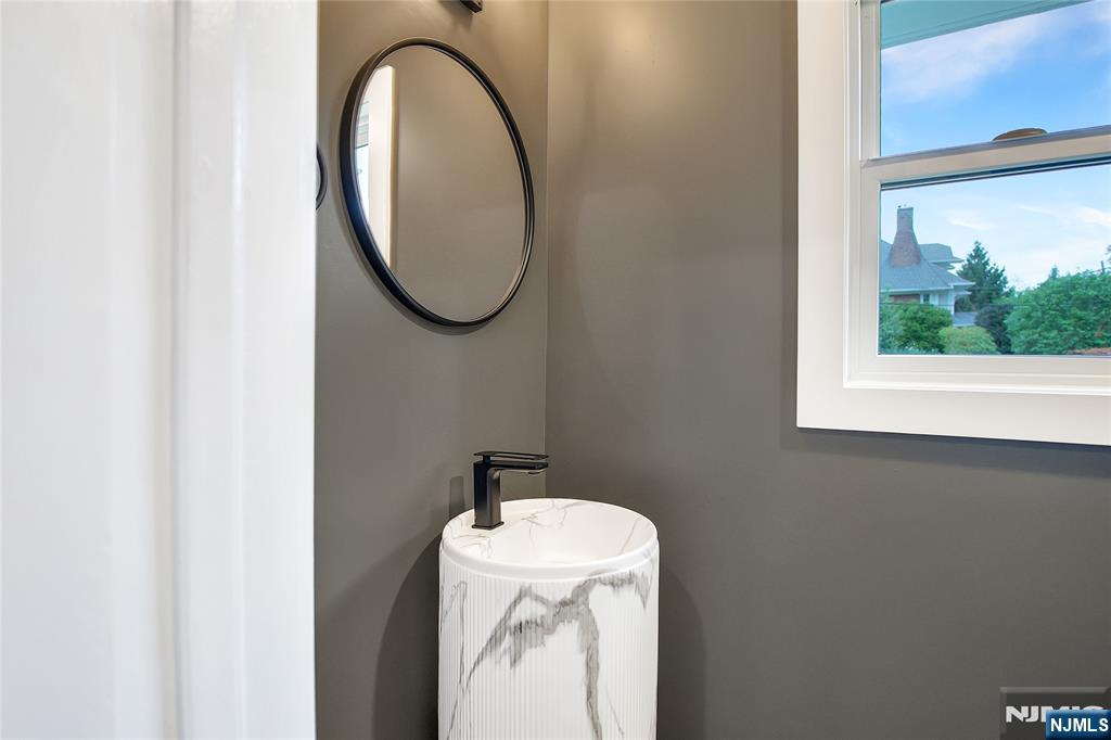 555 Mountain Avenue — photo 15