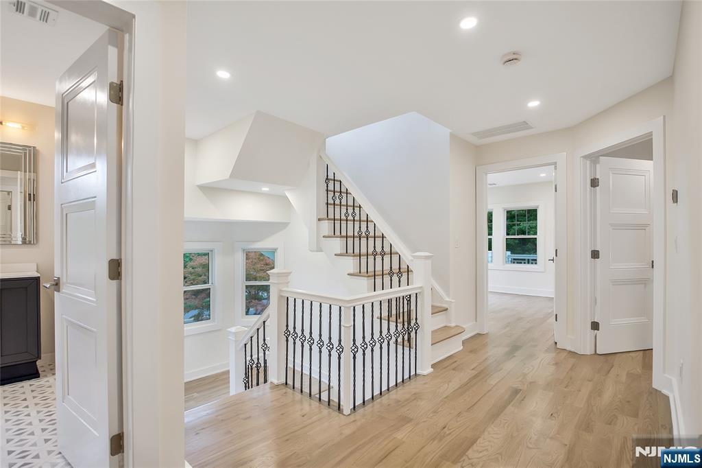 555 Mountain Avenue — photo 17