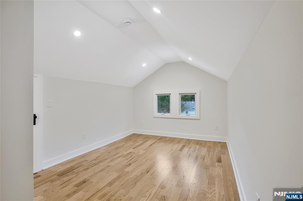 555 Mountain Avenue — photo 32