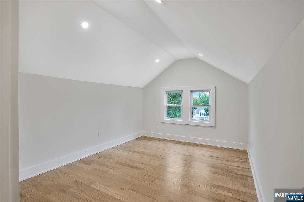 555 Mountain Avenue — photo 33