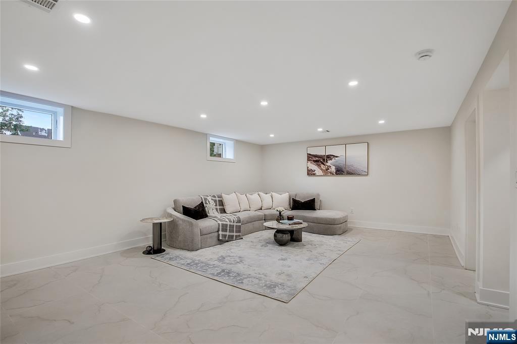 555 Mountain Avenue — photo 34