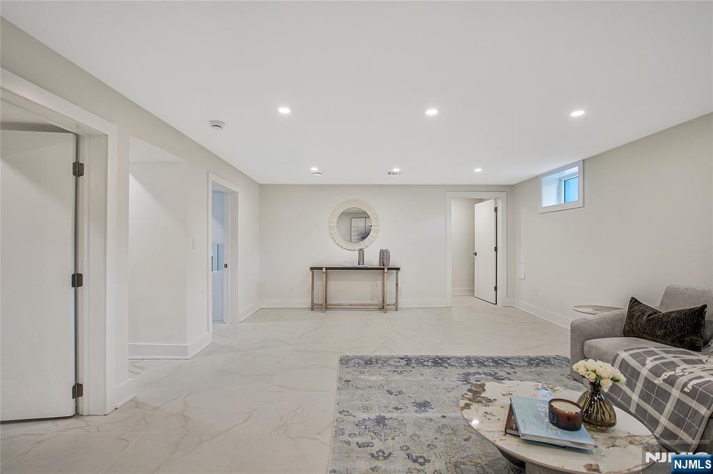 555 Mountain Avenue — photo 35