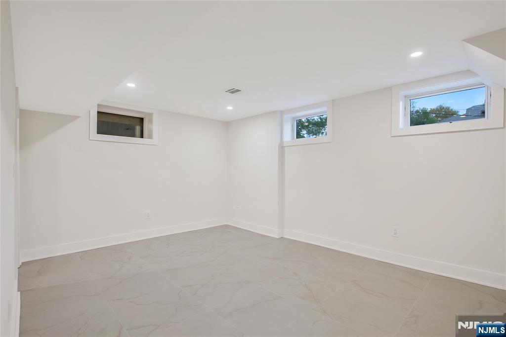 555 Mountain Avenue — photo 36