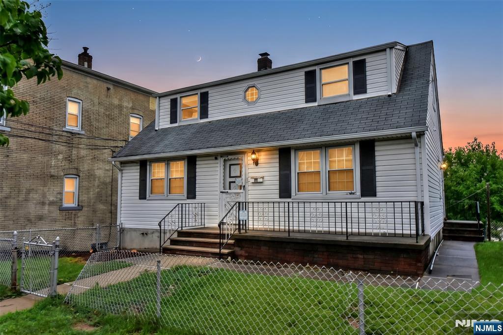 391 Macarthur Avenue - Photo 2