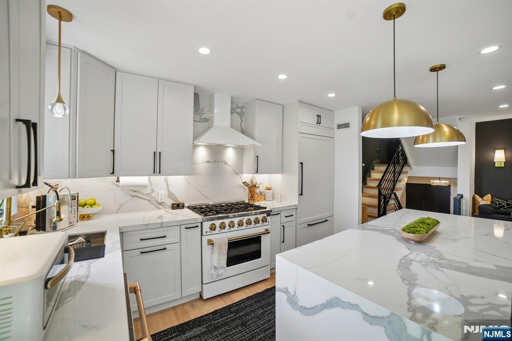 Photo 3 of Townhouse for sale at 25 Yorkview Dr #CN, Edgewater, NJ 07020 | MLS# 26037434 | Listing updated on 2026-10-06