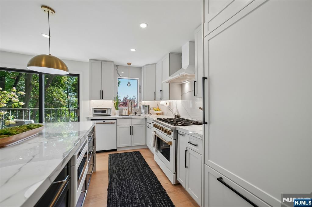 Photo 3 of Townhouse for sale at 25 Yorkview Dr #CN, Edgewater, NJ 07020 | MLS# 26037434 | Listing updated on 2026-10-06