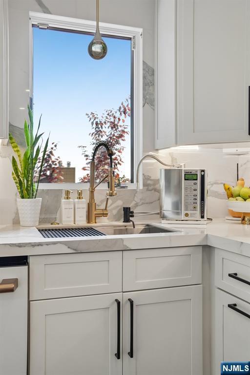 Photo 4 of Townhouse for sale at 25 Yorkview Dr #CN, Edgewater, NJ 07020 | MLS# 26037434 | Listing updated on 2026-10-06
