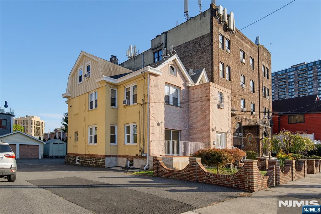 796 Anderson Avenue - Photo 2