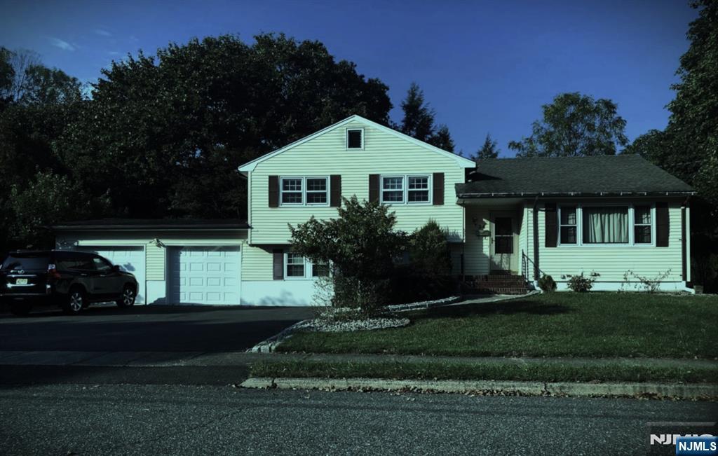 Photo 3 of Single family home for sale at 34 Cathyann Ct, Wayne, NJ 07470 | MLS# 26037579 | Listing updated on 2026-10-07