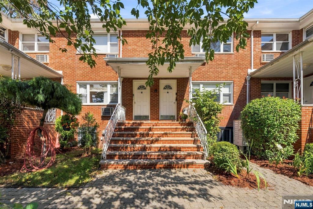 201 Oakdene Place E2