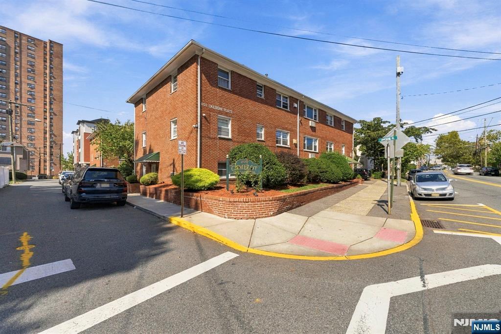 201 Oakdene Place E2 - Photo 2