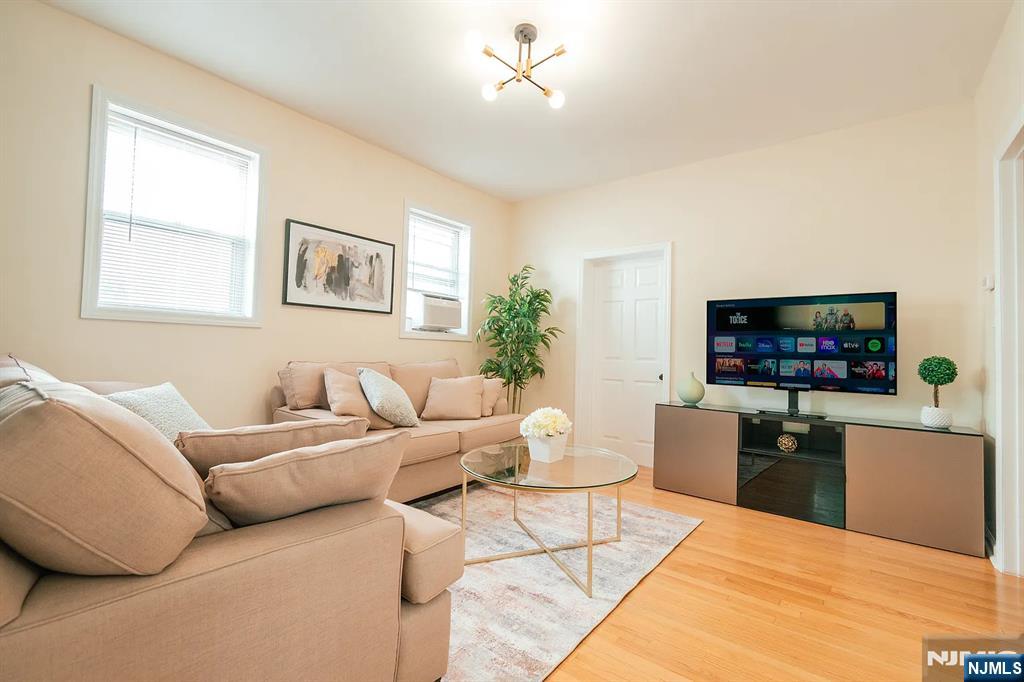 18 Van Rensselear Street - Photo 2