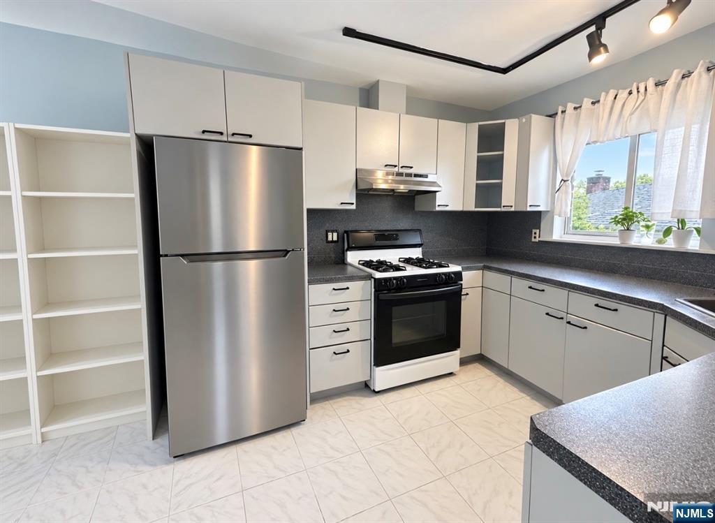 62 Edsall Avenue 2nd fl - Photo 2