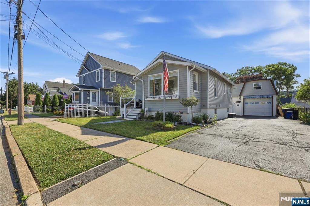 66 7th Avenue - Photo 2