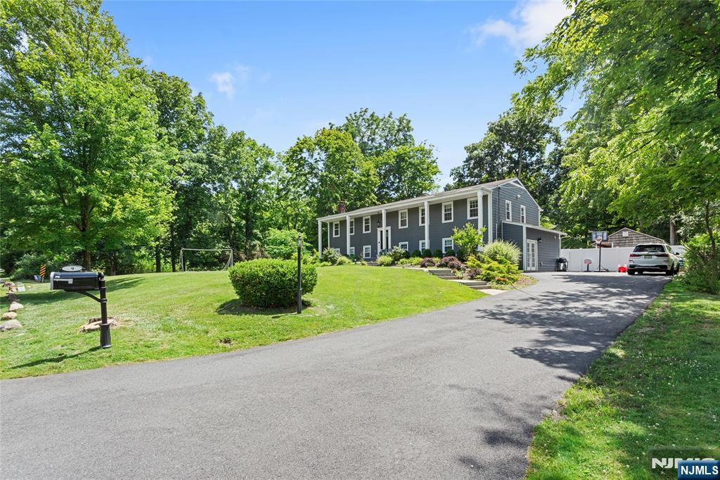 Photo 3 of Single family home for sale at 9 Glen Gray Rd, Oakland, NJ 07436 | MLS# 26037798 | Listing updated on 2026-10-06