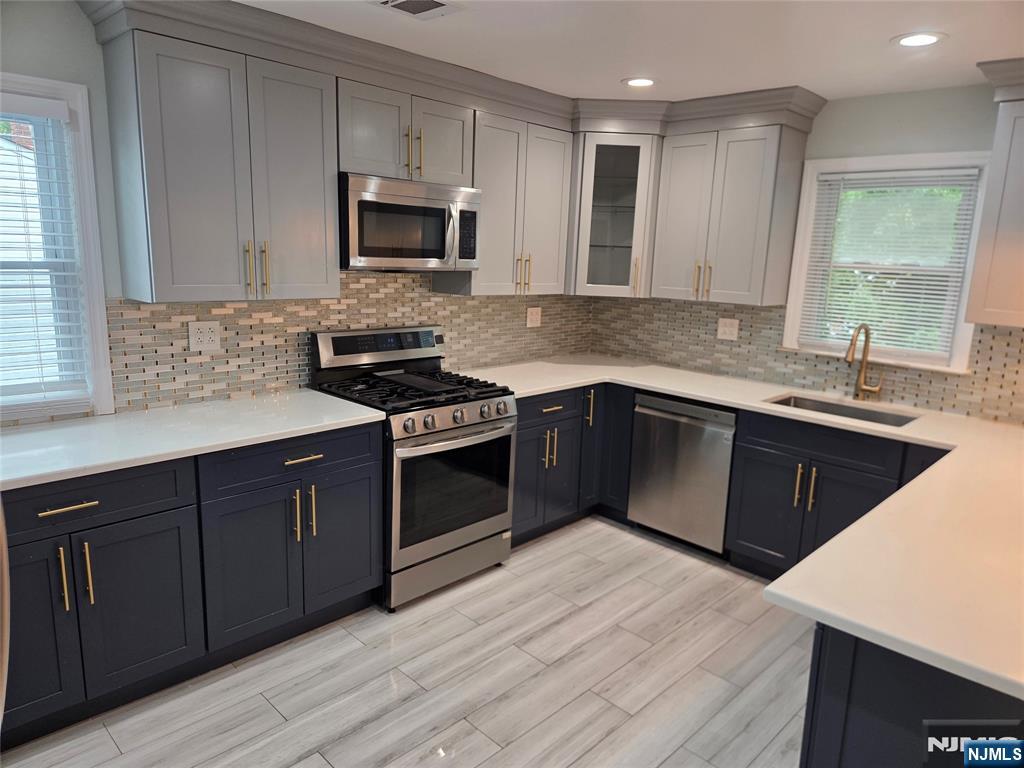 689 Gates Terrace - Photo 2