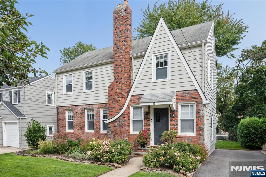 Photo 2 of Single family home for sale at 191 Stonehouse Rd, Bloomfield, NJ 07028 | MLS# 26037809 | Listing updated on 2026-10-08