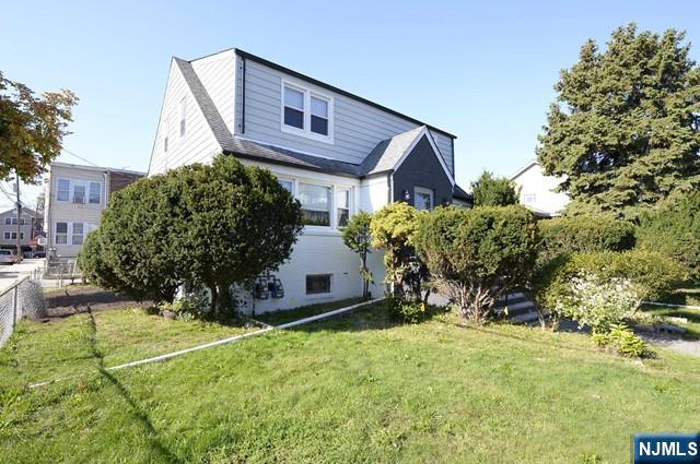 487 Gregory Avenue 2nd Floor - Photo 2