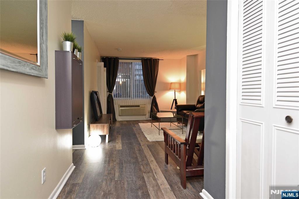 160 Overlook Avenue 3E2 - Photo 4
