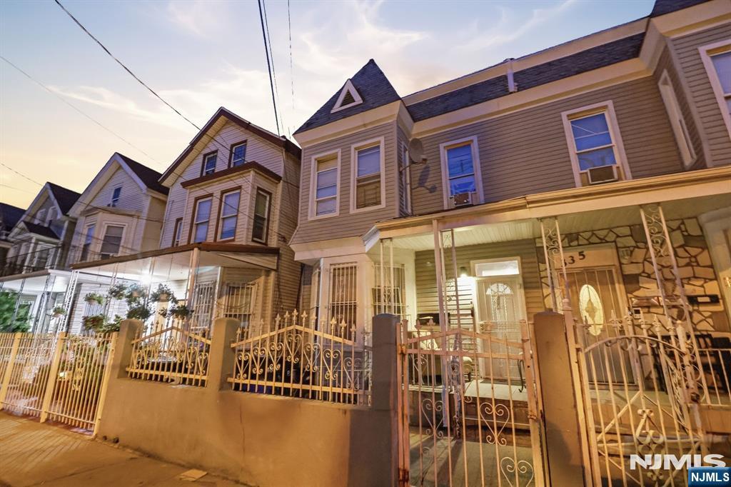 337 Summer Avenue - Photo 2