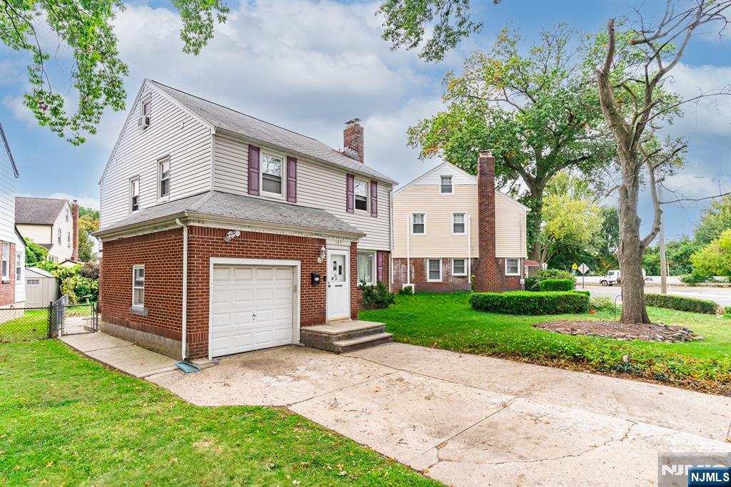 185 W Passaic Avenue - Photo 1