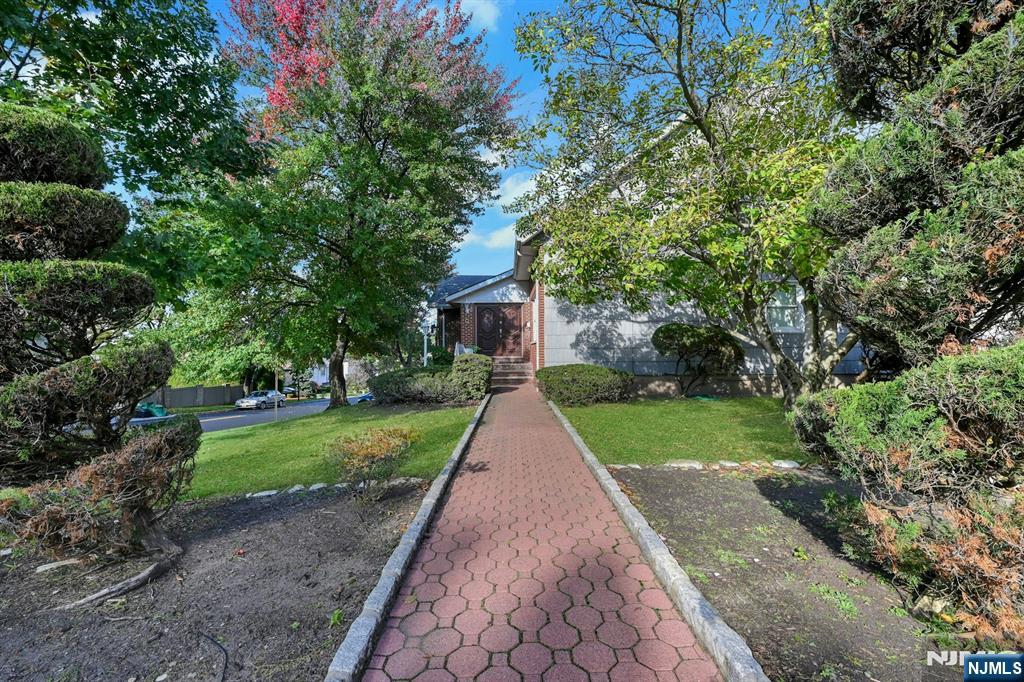 139 Middlesex Avenue - Photo 2