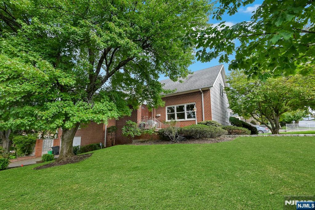 139 Middlesex Avenue - Photo 3