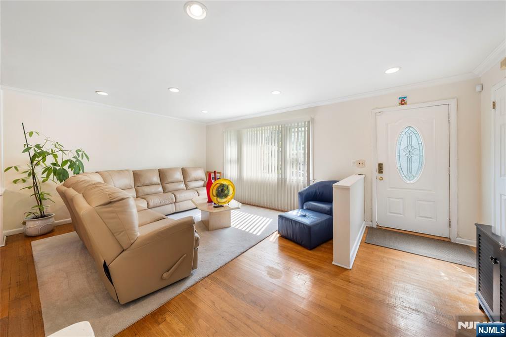 425 Adrianne Court - Photo 2