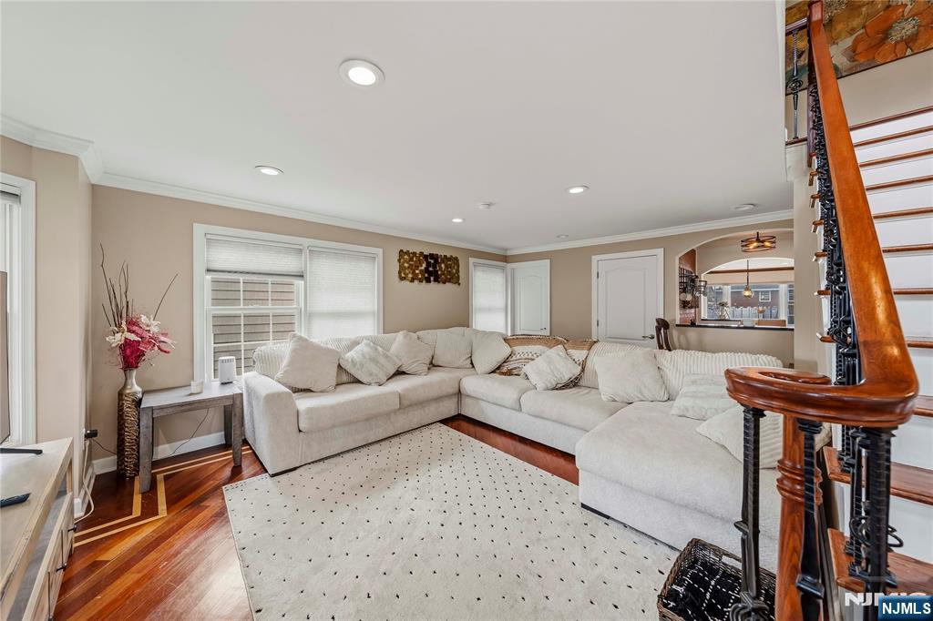 664 Teneyck Avenue - Photo 4