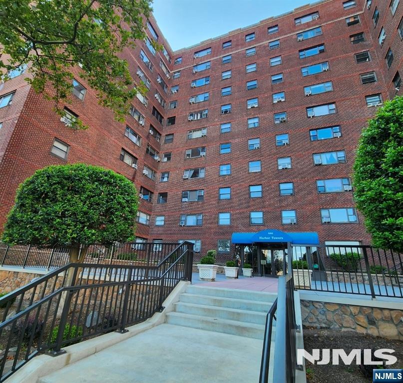6515 Boulevard E 4 Q - Photo 1