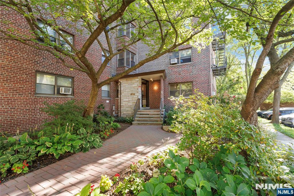 410 Fairview Avenue 4J - Photo 1