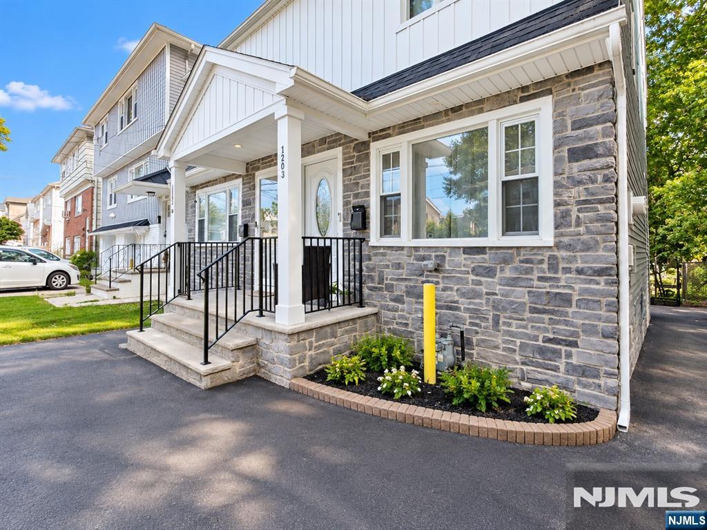 1203 State Street - Photo 2