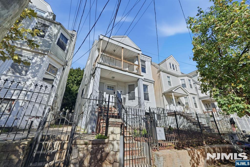 471 14th Street - Photo 1