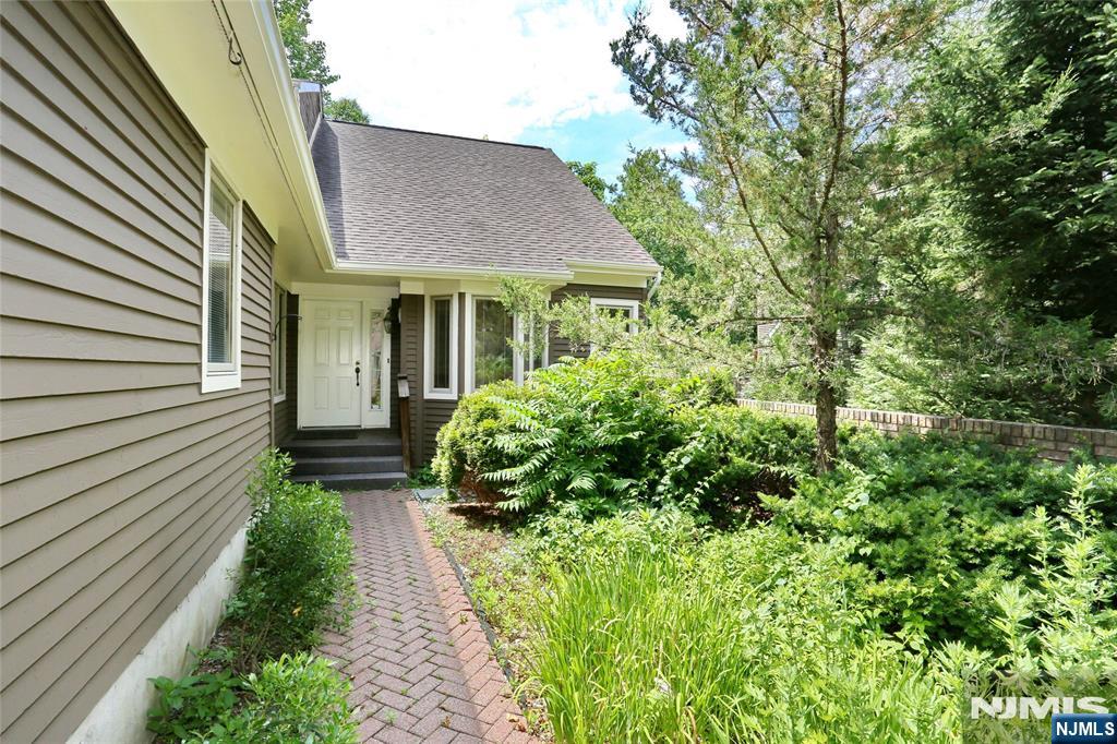 Photo 2 of Townhouse for sale at 255 Westervelt Ln, Mahwah, NJ 07430 | MLS# 26038338 | Listing updated on 2026-10-16