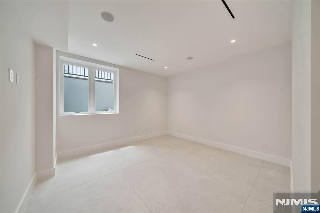 61 Mac Arthur Avenue — photo 28